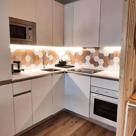 Exclusive Two Bedroom In Centre Apartment