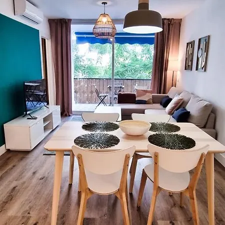 Exclusive Two Bedroom In Centre Apartment *