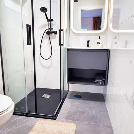 Exclusive Two Bedroom In Centre Apartment