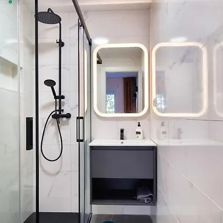 Exclusive Two Bedroom In Centre Apartment *