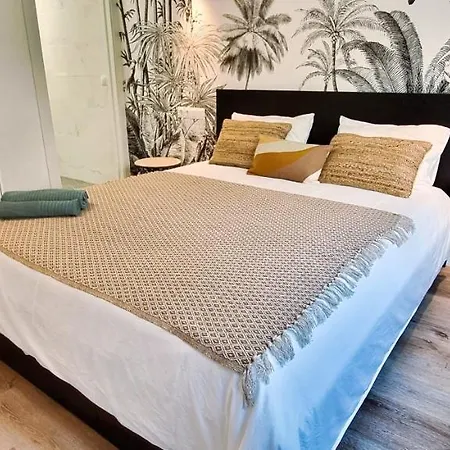 Exclusive Two Bedroom In Centre Apartment *