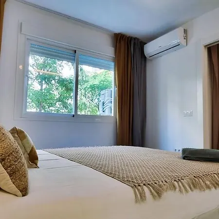 Exclusive Two Bedroom In Centre Apartment *