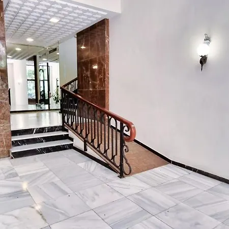 Exclusive Two Bedroom In Centre Apartment